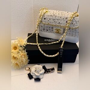 GWP Chanel Ivory Tweed & Leather Shoulder Bag with Gold Chain